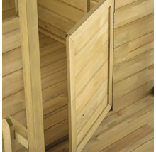 Detailansicht eines Gartenhauses mit offener Holztür.