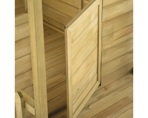 Detailansicht eines Gartenhauses mit offener Holztür.