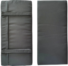 Coussin rectangulaire anthracite pour chaise de jardin avec sangles de fixation réglables à l'arrière.