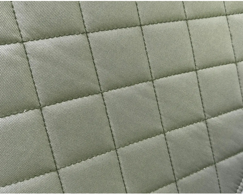 Nahaufnahme eines gesteppten Stoffes mit quadratischem Muster