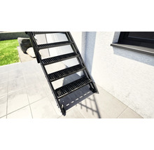 Metalltreppe mit fünf Stufen vor einer Hauswand
