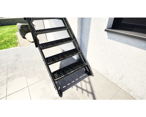 Metalltreppe mit fünf Stufen vor einer Hauswand
