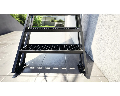 Metallgerüst mit Gitterrosten