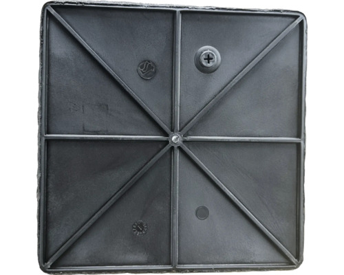 Unterseite einer quadratischen Pflanzgefäßplatte aus Kunststoff mit Verstrebungen