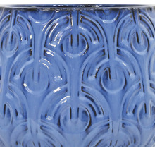 Detailansicht eines blauen Pflanzgefäßes mit Reliefmuster