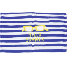 Serviette de plage à rayures, lunettes de soleil et inscription Bonjour l'été