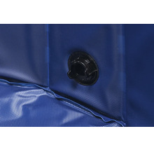 Gros plan d'une piscine bleue avec une valve noire