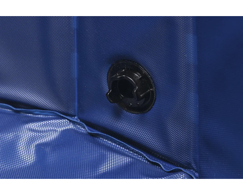 Gros plan d'une piscine bleue avec une valve noire