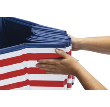 Boîte de rangement à rayures rouges et blanches avec intérieur bleu tenue par deux mains