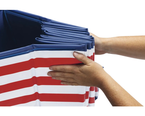 Boîte de rangement à rayures rouges et blanches avec intérieur bleu tenue par deux mains