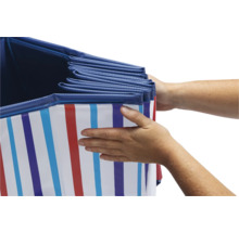 Boîte de rangement à rayures avec couvercle pliable tenue par des mains