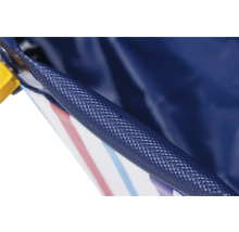 Gros plan d'un sac de transport bleu avec une poignée structurée