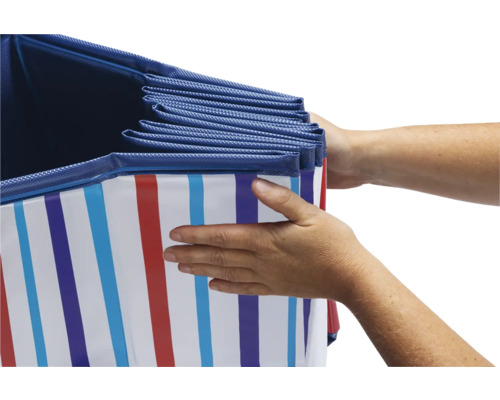 Boîte de rangement à rayures tenue par des mains