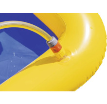 Gros plan d'une pataugeoire jaune avec raccord de tuyau