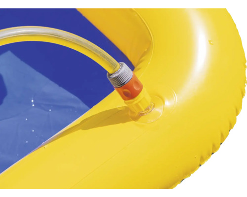 Gros plan d'une pataugeoire jaune avec raccord de tuyau