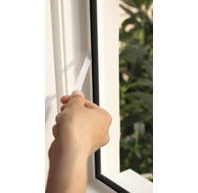 Application de ruban d'étanchéité pour fenêtre sur le cadre de la fenêtre