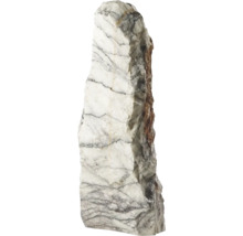 Monolith aus weiß-schwarz gemasertem Naturstein für die Gartengestaltung.