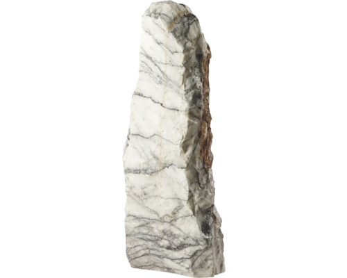 Monolith aus weiß-schwarz gemasertem Naturstein für die Gartengestaltung.