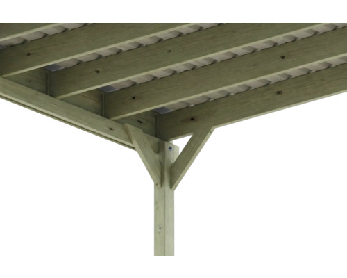 Vue détaillée de la structure pour abri de voiture en bois imprégné avec poteau, renforts et chevrons de toiture.