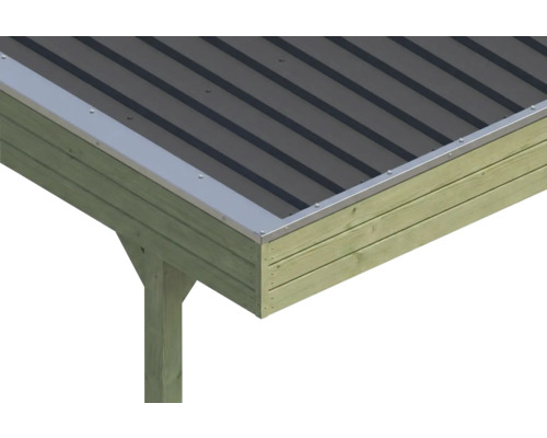 Rive de toit sur une toiture en tôle trapézoïdale et une structure en bois.