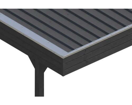Bord de toit avec tôles trapézoïdales et profilé de finition en métal sur une structure en bois.