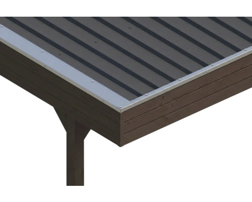 Détail d'un toit en tôle trapézoïdale avec profilé de bordure de toit en métal sur une structure en bois.