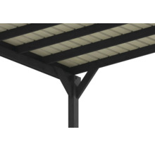 Detailansicht der Dachkonstruktion eines Carports mit dunklen Holzbalken, Pfosten und hellen Dachplatten.