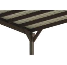 Vue détaillée de la structure de toit d'un carport en bois avec des tôles trapézoïdales.