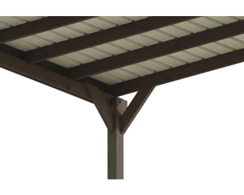 Vue détaillée de la structure de toit d'un carport en bois avec des tôles trapézoïdales.