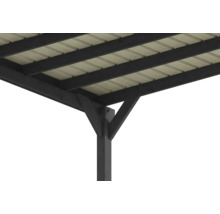 Holzkonstruktion eines Carports oder einer Terrassenüberdachung mit Pfosten, Streben und hellen Trapezplatten von unten gesehen.