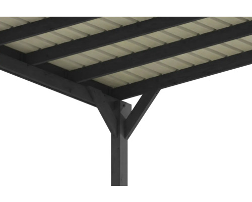 Holzkonstruktion eines Carports oder einer Terrassenüberdachung mit Pfosten, Streben und hellen Trapezplatten von unten gesehen.