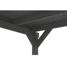 Détail d'une structure en bois gris foncé avec poteaux, poutres et liens pour un carport ou un toit de terrasse.