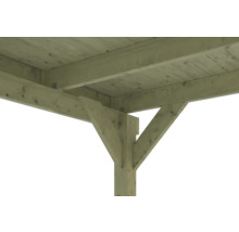 Détail d'une construction en bois avec poteau, poutres horizontales et liens de contreventement soutenant une toiture.