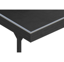 Gros-plan d'un bord de toit avec profilé en aluminium argenté et planches de rive en bois foncé sur un abri de jardin.