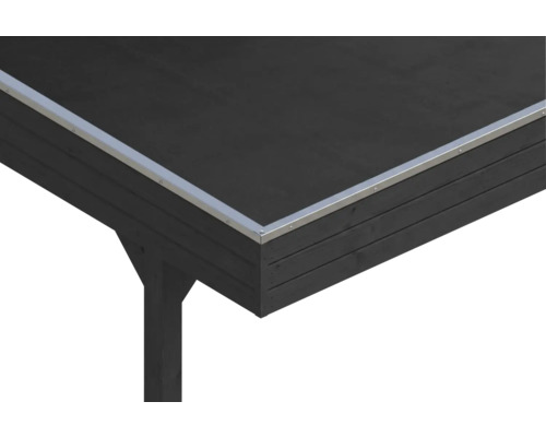 Gros-plan d'un bord de toit avec profilé en aluminium argenté et planches de rive en bois foncé sur un abri de jardin.