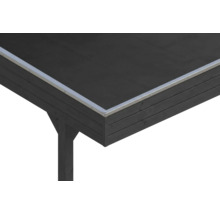 Gros plan d un bord de toit en bois sombre avec un profilé de bordure en aluminium argenté et une bâche de toit noire.