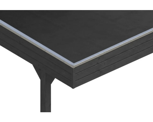 Gros plan d un bord de toit en bois sombre avec un profilé de bordure en aluminium argenté et une bâche de toit noire.