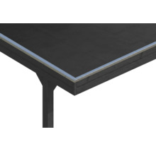 Bordure de toit en métal à l'angle d'un abri de jardin avec couverture de toit sombre et cadre en bois.