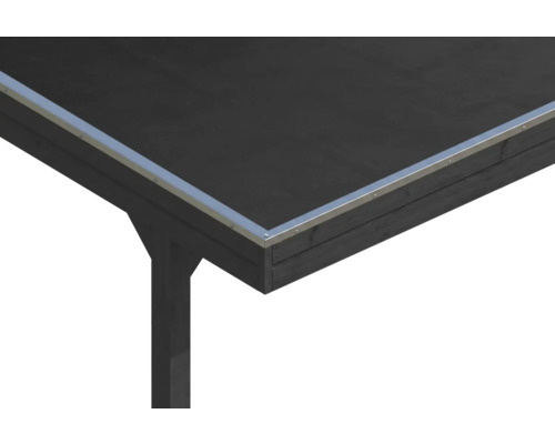 Bordure de toit en métal à l'angle d'un abri de jardin avec couverture de toit sombre et cadre en bois.