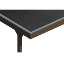 Détail d'une rive de toit plat avec profilé de bordure métallique argenté sur une structure en bois brun avec une membrane de toiture foncée.