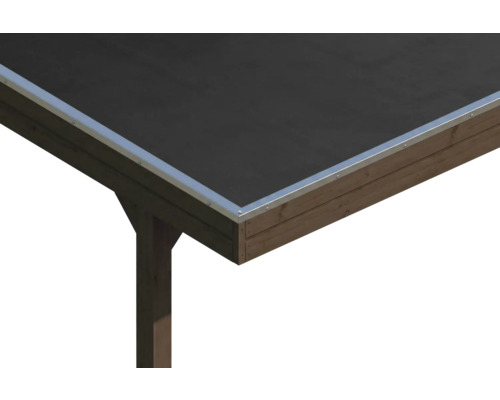 Détail d'une rive de toit plat avec profilé de bordure métallique argenté sur une structure en bois brun avec une membrane de toiture foncée.