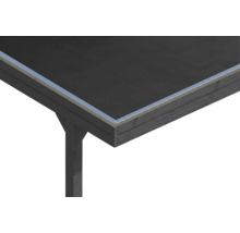 Détail de l'angle d'un carport avec membrane de toit noire, bordure métallique argentée et poteau en bois sombre.