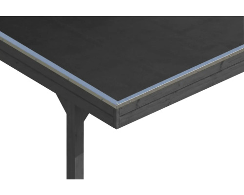 Détail de l'angle d'un carport avec membrane de toit noire, bordure métallique argentée et poteau en bois sombre.