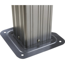 Vue détaillée d'un pilier de pavillon avec plaque de base pour la fixation