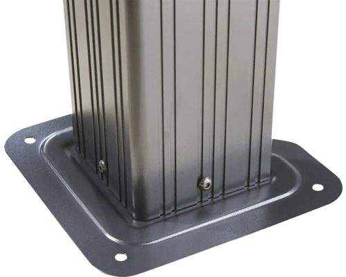 Vue détaillée d'un pilier de pavillon avec plaque de base pour la fixation