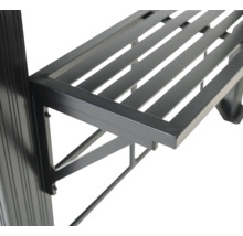 Gros plan d'un support à plantes noir à gradins en métal