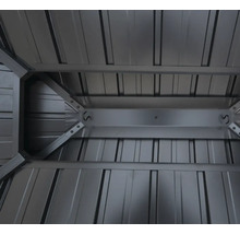 Vue intérieure d'un abri de jardin métallique avec construction de toit et crochets de rangement