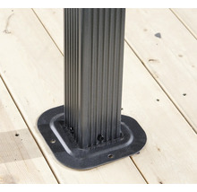 Vue détaillée d'un pilier de pavillon avec fixation au pied sur un plancher en bois