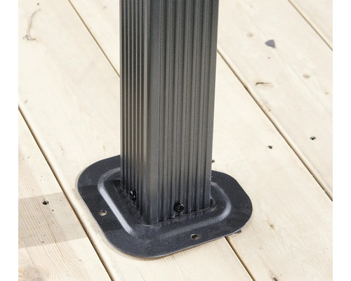 Vue détaillée d'un pilier de pavillon avec fixation au pied sur un plancher en bois