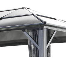 Vue détaillée d'un pavillon avec toit, piliers de soutien et rideaux